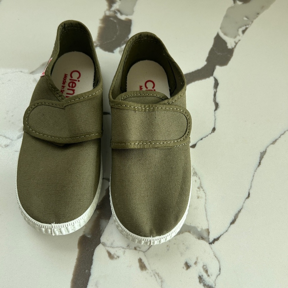 Cienta Kids' Olive Canvas Sneakers